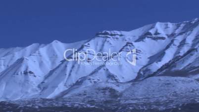 Schneebedeckte Berglandschaft unter blauem Himmel