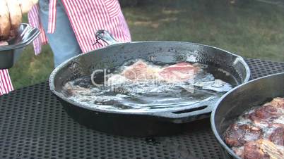 Hammelfleisch wird in eine Pfanne gelegt