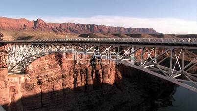 Schwenk über Navajo Bridge über Colorado River