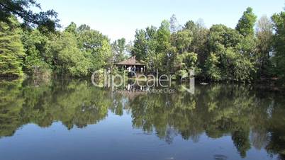 Holzhütte an einem ruhigen See