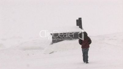 Mann von hinten im Schneesturm