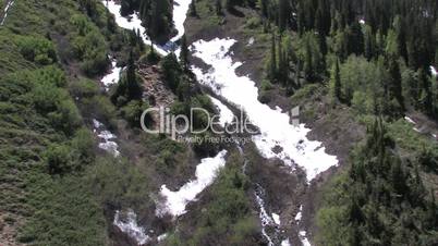 Schneebedecktes Tal / Flußlauf in Berglandschaft