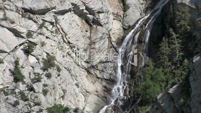 Kleiner Wasserfall zwischen Bergen