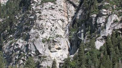 Kleiner vertrockneter Wasserfall zwischen Bergen