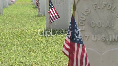 Amerikanische Flagge vor einem Soldatengrab