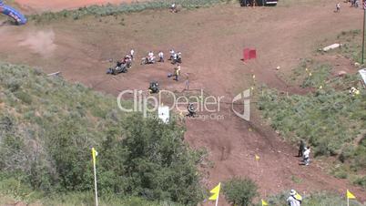Motocrossfahrer fährt halb auf einen Hügel