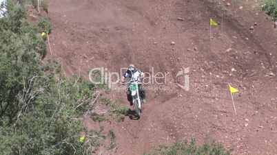 Motocrossfahrer fährt auf einen Hügel