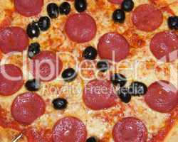 Pizza mit Salami und Oliven