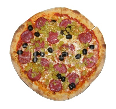 Pizza mit Salami und Oliven freigestellt
