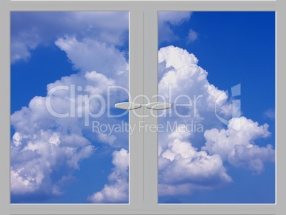 Blauer Himmel mit Wolken durch Fenster