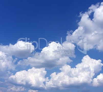 Blauer Himmel mit Wolken