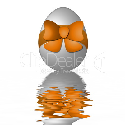Osterei mit Scheife spiegelt sich im Wasser