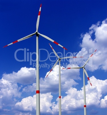Windkrafträder ragen in den Himmel