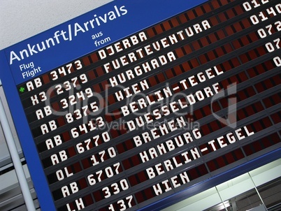 Ankunftstafel im Flughafen