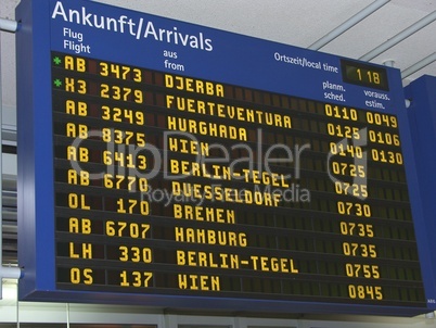 Ankunftstafel im Flughafen