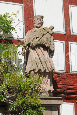 Skulptur an einer Kirche in Miltenberg