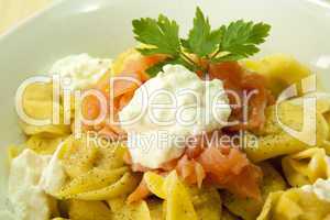 Nahaufnahme Tortellini mit Lachs und Schmand