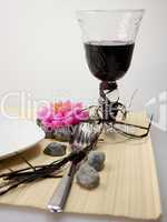 Gedeckter Tisch mit Weinkelch