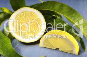 Angeschnittene Zitrone mit Blättern