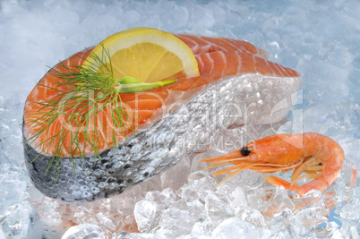 Lachsfilet und Shrimps auf Eis