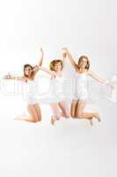 Drei Frauen springen
