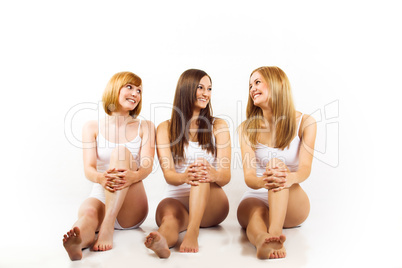 Drei Frauen sitzen