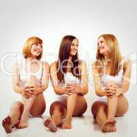 Drei Frauen sitzen
