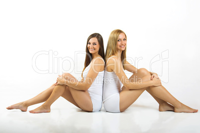 Zwei Frauen sitzen