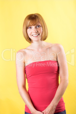 Frau im Kleid vor gelber Wand