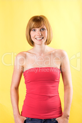 Frau im Kleid vor gelber Wand