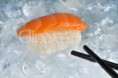Sushi mit Lachs auf Eis