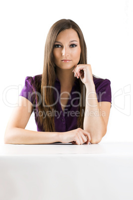 Brunette Frau an einem Tisch