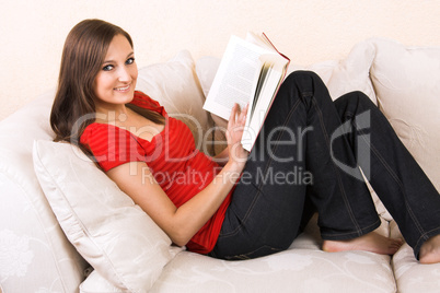 Frau beim Lesen