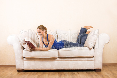 Frau beim Lesen