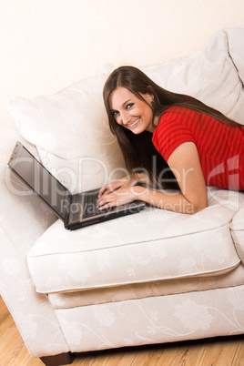 Frau mit Laptop