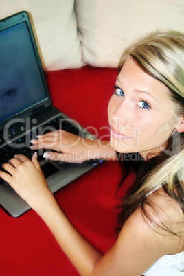 Frau mit Laptop