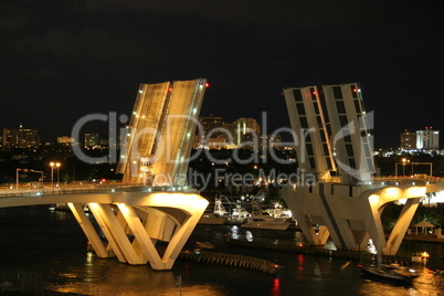 Zugbrücke bei Nacht