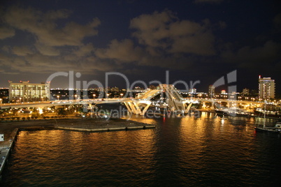 Zugbrücke bei Nacht