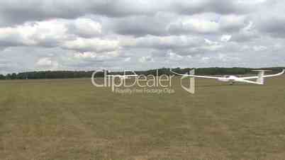 propeller plane pulls glider into the air