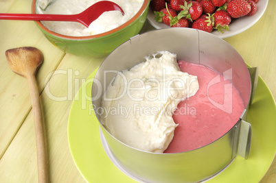 Joghurtcreme in einen Tortenring füllen