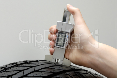 Profiltiefenmessung an einem Pkw-Reifen