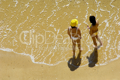 Zwei Frauen am Strand, Vogelperspektive