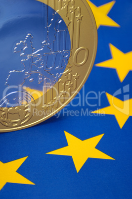 Euromünze auf Europaflagge