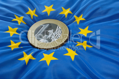 Euromünze auf Europaflagge