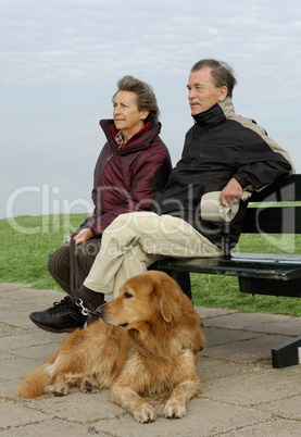 Senioren auf Parkbank mit Hund