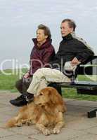 Senioren auf Parkbank mit Hund