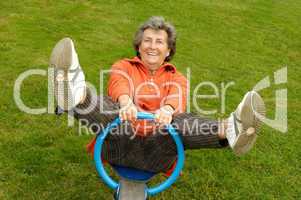 Seniorin auf einem Spielplatz