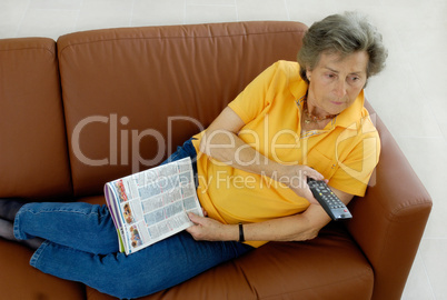 Senioren auf Couch mit TV-Fernbedienung
