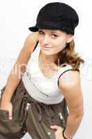 Junge Frau mit schwarzer Kappe