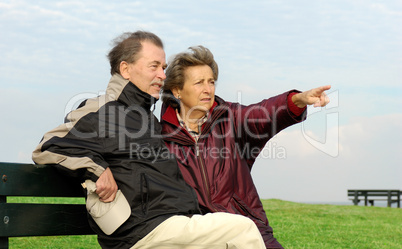Seniorenehepaar auf Parkbank